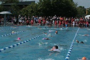 Auftackt ist das Schwimmen. Doppelbelastung für Sigrid. die vorher die Tri-Kids an den Start brachte.